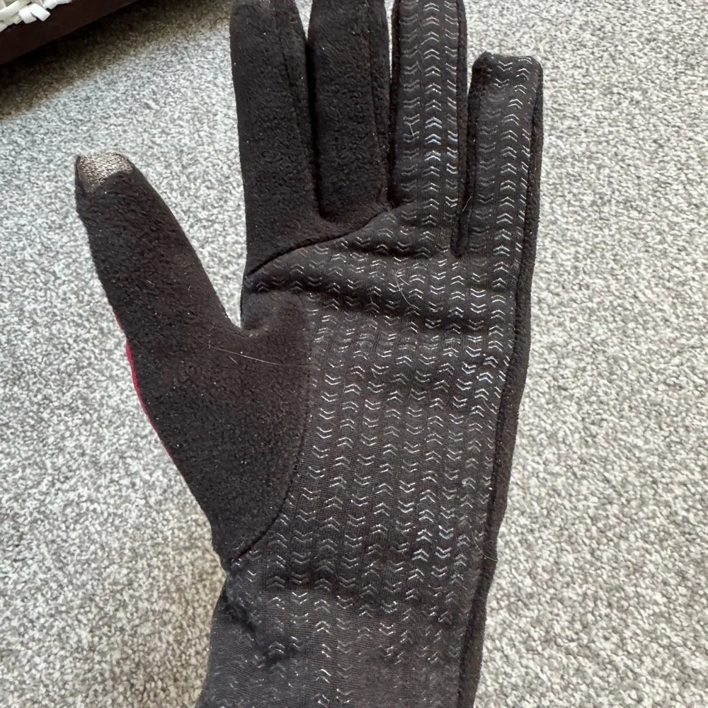 ISOTONER Womens Smart touch Bright Pink BlackTrim Gloves touchscreen compatible - Picture 5 of 6